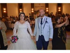 20 Yıllık Hayalini Gerçekleştirdi, Çok Sevdiği Eşine Gelinlik Giydirdi