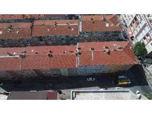 Bağcılar’da Yıkılma Tehlikesiyle Boşaltılan Bina Havadan Görüntülendi