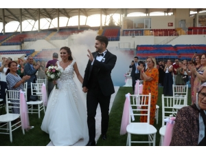 Futbol Antrenörü Babasının Kalecilik Yaptığı Stadyumda Dünyaevine Girdi