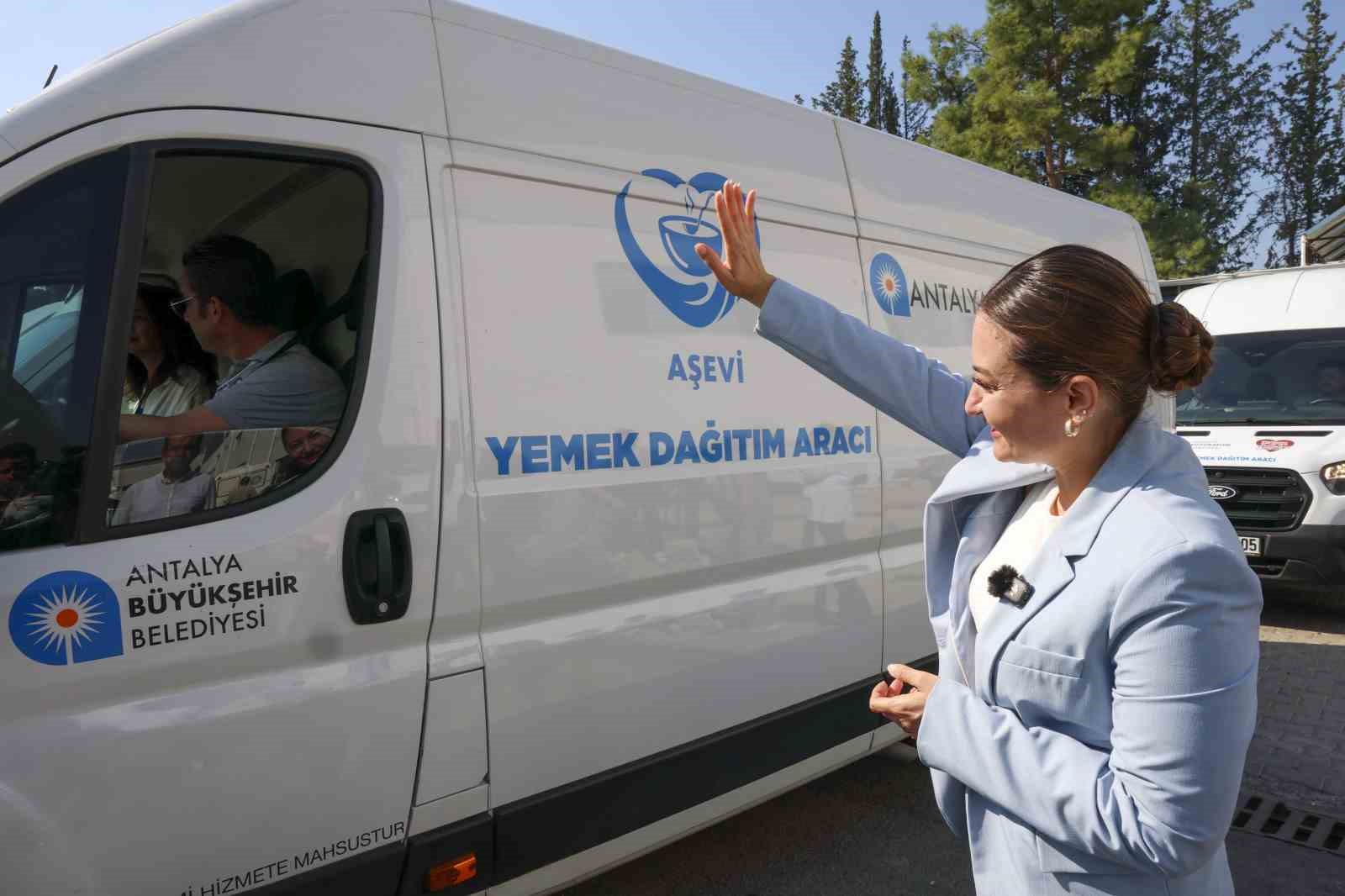 baskan-vekili-busra-ozdemir-asevimizdeki-emek-binlerce-sofraya-ulasiyor