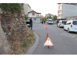 "Dur" İhtarına Uymayan Sürücü Polis Memurunu Yaraladı