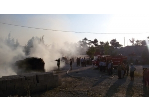 Saman Yüklü Traktör Römorku Alev Aldı