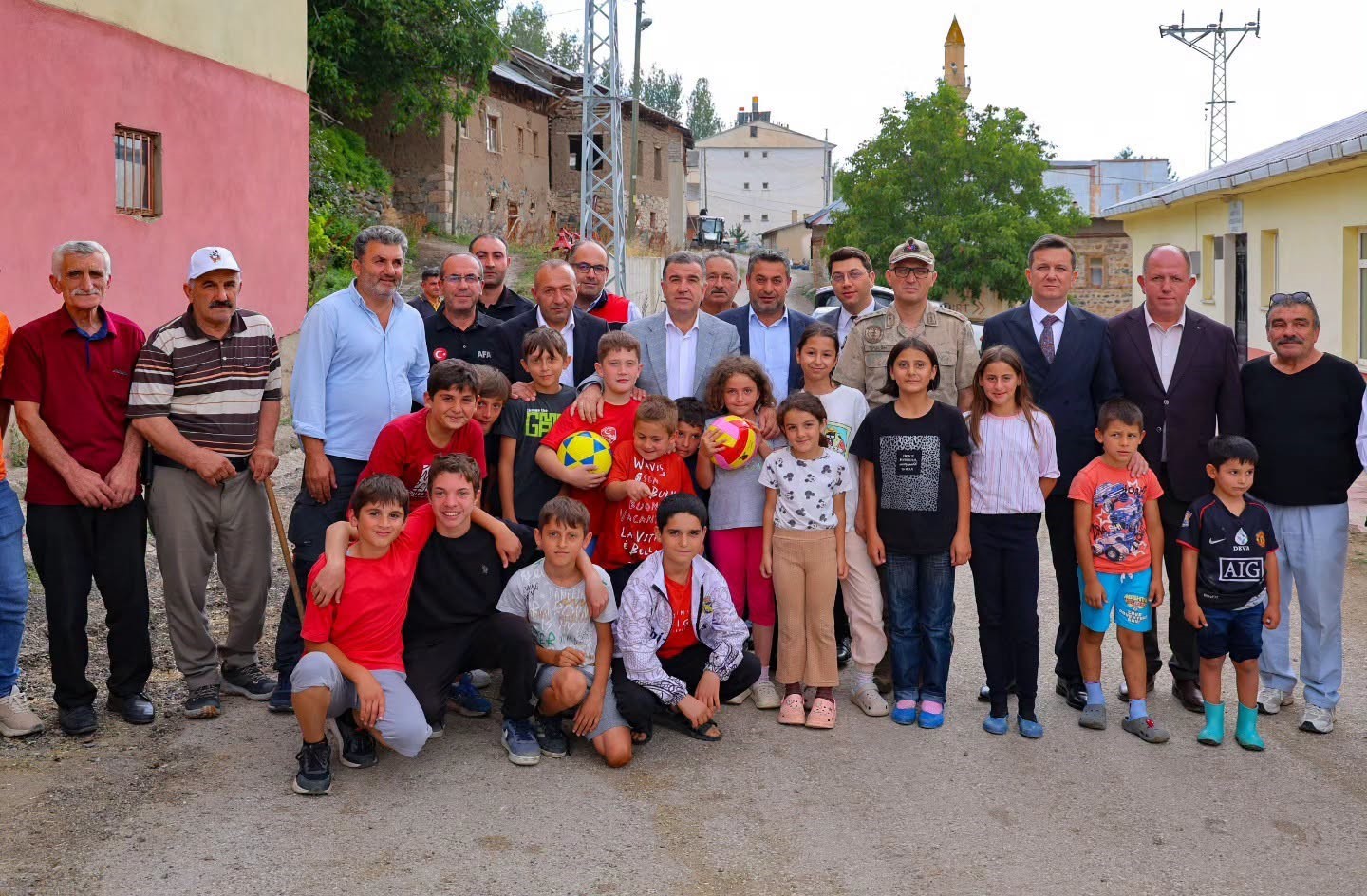vali-eldivan-yanginzedeleri-yalniz-birakmadi