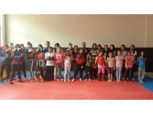 Kadın Wushucular, Emine Bulut Cinayeti Ve Kadına Şiddeti Protesto Etti