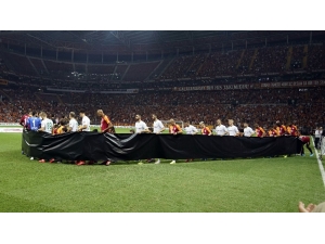 İki Takım Futbolcuları Emine Bulut İçin Siyah Pankartla Çıktılar