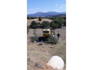 Ticari Taksi Şarampole Devrildi: Dede İle Torunu Yaralandı