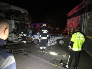 Kamyonun Çektiği Otomobile Tır Çarptı: 3 Ölü, 2 Yaralı