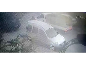 Araçtan 5 Bin Liralık Ses Sistemini Çalan Hırsızlar Kamerada