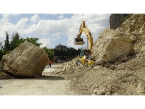 Karaman’da Kepçenin Üzerine 30 Tonluk Kaya Düştü
