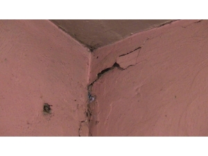 12 Kişilik Aile, Harabeye Dönen Evde Geceleri Nöbet Tutarak Uyuyor