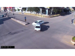 Trafik Kazaları Kameralara Yansıdı