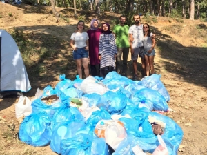 Hafta Sonu Tatilini Çöp Toplayarak Geçirdiler