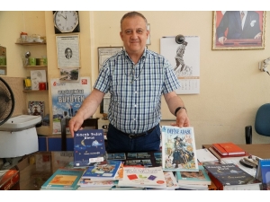 Çocukları Kitap Dağıtarak Mutlu Ediyor