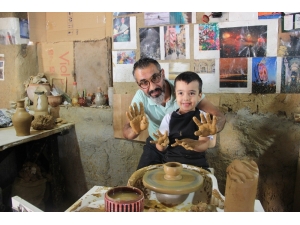 Çocuklar Çamurla Hem Eğleniyor Hem De Öğreniyorlar