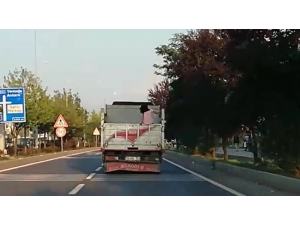 Küçük Kızın Kamyon Kasasında Tehlikeli Yolculuğu