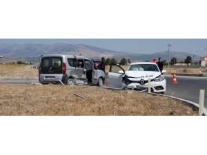 Ticari Araç İle Otomobil Çarpıştı, Aynı Aileden 4 Kişi Yaralandı