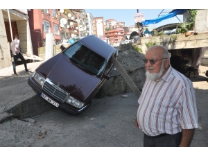 Karşı Yönden Gelen Araca Yol Vermek İsterken Otomobili Yan Yattı