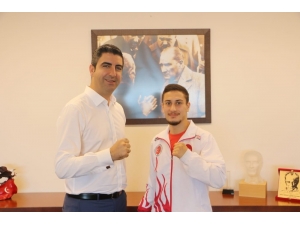 Kore Yolcusu Kartallı Genç Dövüşçü, Başkan Gökhan Yüksel’i Ziyaret Etti
