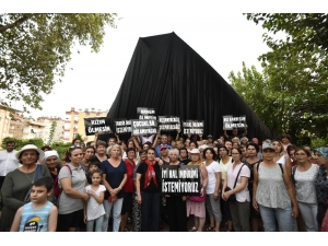 Al Yazma Anıtı Karardı