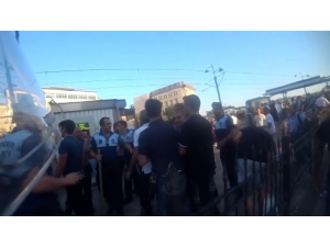 Galata Köprüsü’nde Seyyar Satıcılar Zabıtaya Sopayla Saldırdı