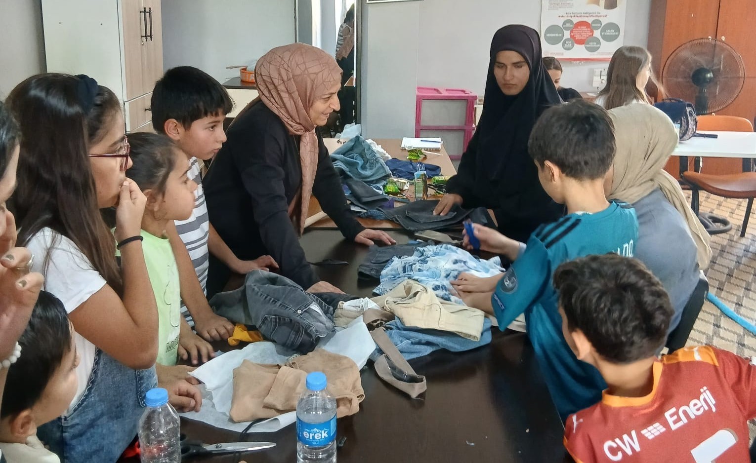 hakkari-de-minik-eller-iklim-degisikligine-dikkat-cekti