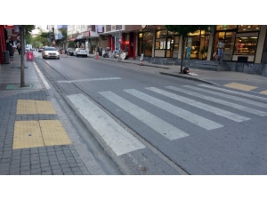 Pendik’te Yaya Geçidinde Aracın Çarptığı Çocuk Metrelerce Sürüklendi