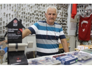 Esnaftan Öğrencilere Esprili Mesaj: "Unutkan Olmalarını Diliyoruz"