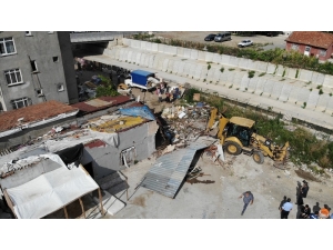 Ataşehir’de Su Baskınlarına Karşı Dere Yatağındaki Barakalar Yıkıldı