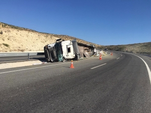 Virajı Alamayan Kamyon Yan Yattı: 2 Ölü