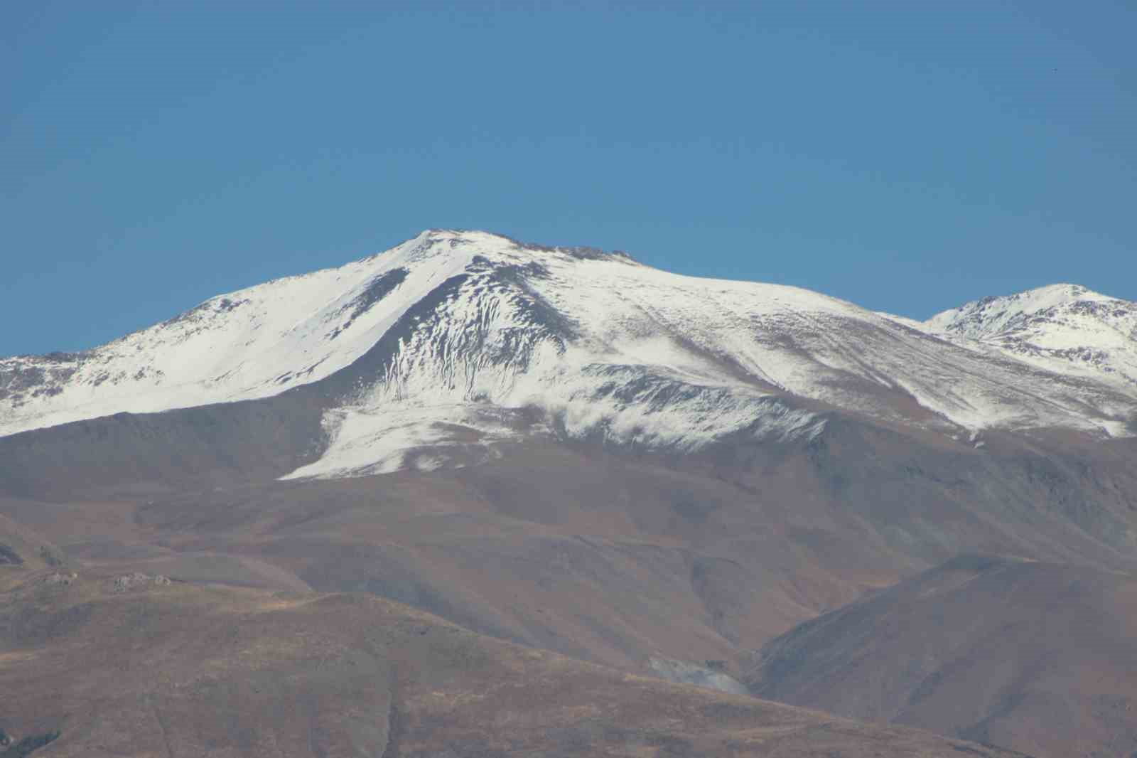 erzincan-in-yuksek-kesimleri-mevsimin-ilk-kariyla-beyaza-burundu