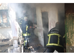 Metruk Evdeki Yangın Korkuttu