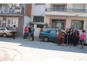 Eşini Sokak Ortasında Boğazından Bıçaklayarak Dehşet Saçtı