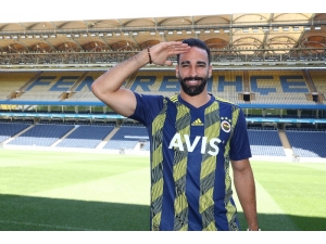 Adil Rami: "Fenerbahçe Ailesinin Bir Askeri Olarak Elimden Geleni Yapacağım"