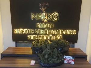Antalya’da Durdurulan Araçtan 2 Kilo 900 Gram Esrar Çıktı