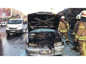 Araç Yangını E-5’te Trafiği Durma Noktasına Getirdi