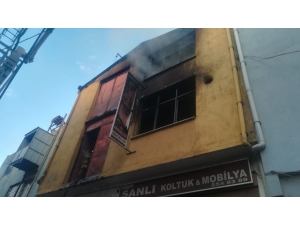 İzmir’de 3 Katlı Mobilya Atölyesinde Yangın