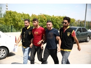 Yerde Sürükledikleri Gencin Çantasını Ve Cep Telefonunu Çaldılar