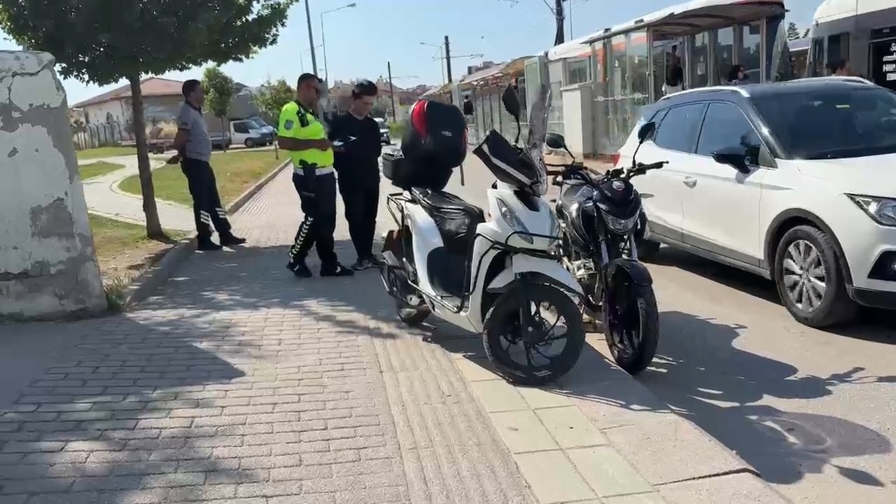 eskisehir-de-yaya-gecidinde-motosikletler-carpisti