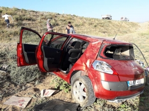 Ankara’da Otomobil Tarlaya Uçtu: 2 Yaralı