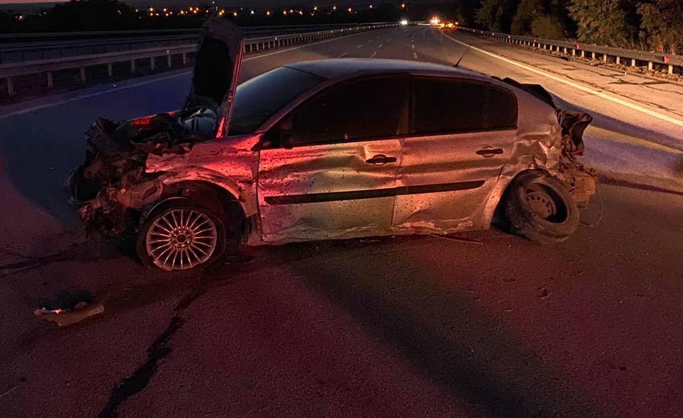 kirklareli-de-bariyerlere-carpan-otomobil-hurdaya-dondu