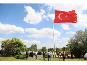 Dumlupınar’da Dev Türk Bayrağı Göndere Çekildi