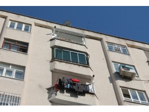 Diyarbakır’da Balkon Camı Tost Yiyen Gencin Kafasına Düştü
