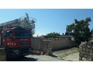 Müstakil Evin Çatısında Çıkan Yangını İtfaiye Söndürdü