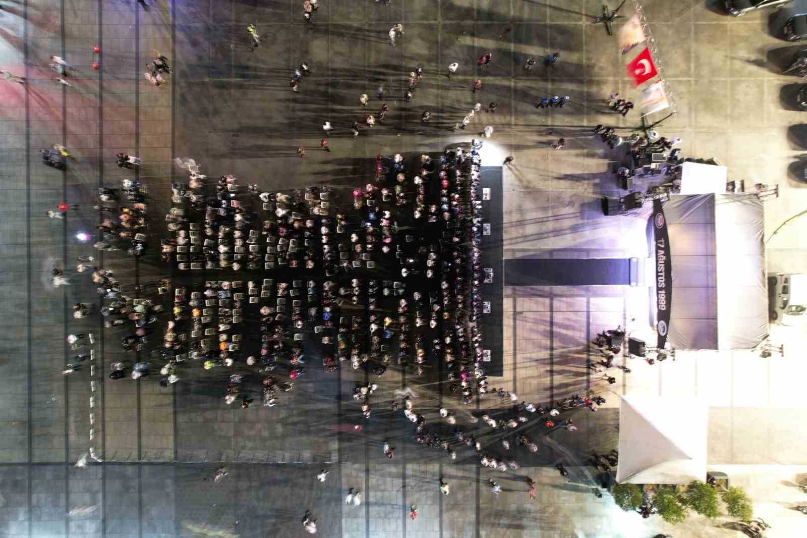 27-yil-once-depremde-hayatini-kaybedenler-sakarya-da-anildi