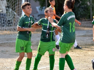 İzmir’de Çocuklar Sahaya İndi