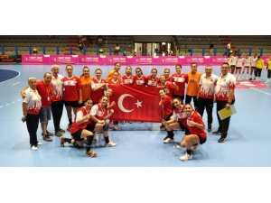 Anadolu Üniversitesi Hentbol Takımı Antrenörü Ve Sporcuları Milli Takım Kampında