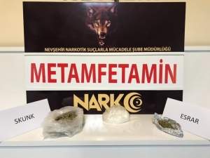 Uyuşturucuyu Otomobilin Hava Filtresine Saklayan Şüpheli Aranıyor