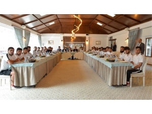 Başkan Mahmut Uçar Yakutiye Belediyesporlu Futbolcularla Bir Araya Geldi.