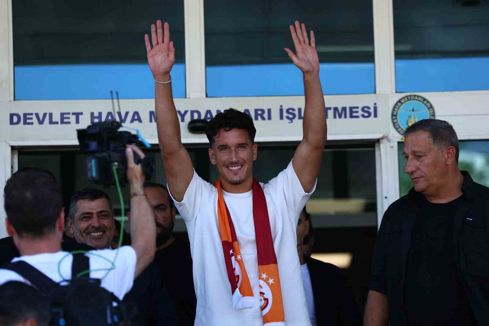 galatasaray-in-yeni-transferi-deniz-gul-istanbul-a-geldi