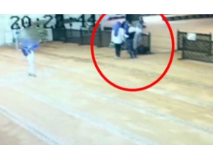 Küçük Kız Çocuğu Kullanarak Turistlerin Çantalarını Çalan Çete Çökertildi